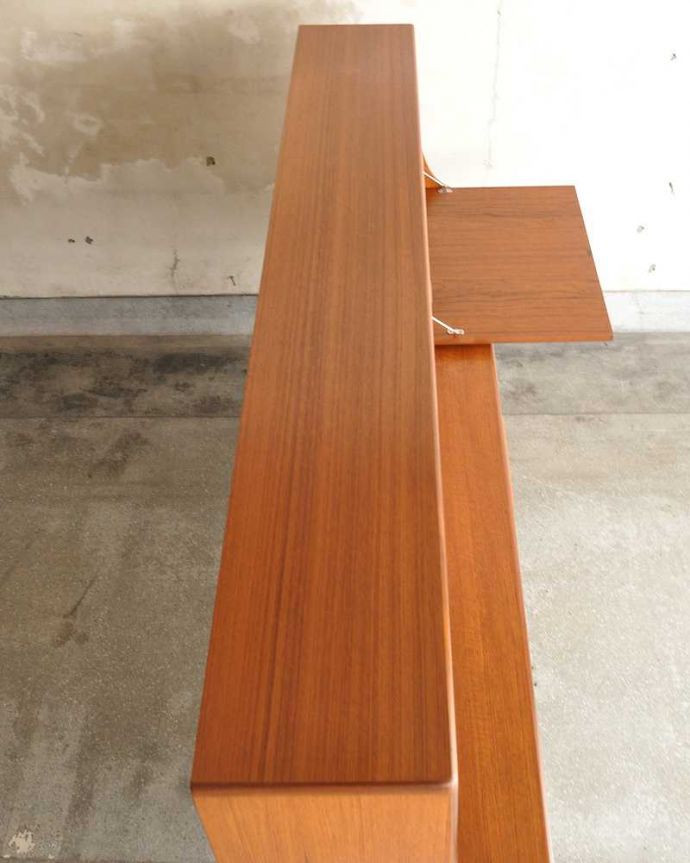 G-PLAN(Gプラン)　アンティーク家具　ヴィンテージの北欧インテリア、収納もたっぷりできるG-planのサイドボード(フレスコ)。天板の塗装もキレイに仕上げましたヴィンテージの家具は修復方法が様々。(x-1291-f)