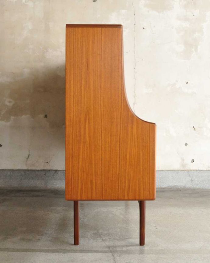 G-PLAN(Gプラン)　アンティーク家具　ヴィンテージの北欧インテリア、収納もたっぷりできるG-planのサイドボード(フレスコ)。横から見てもスッキリどこから見てもスッキリとしてステキなヴィンテージ。(x-1291-f)