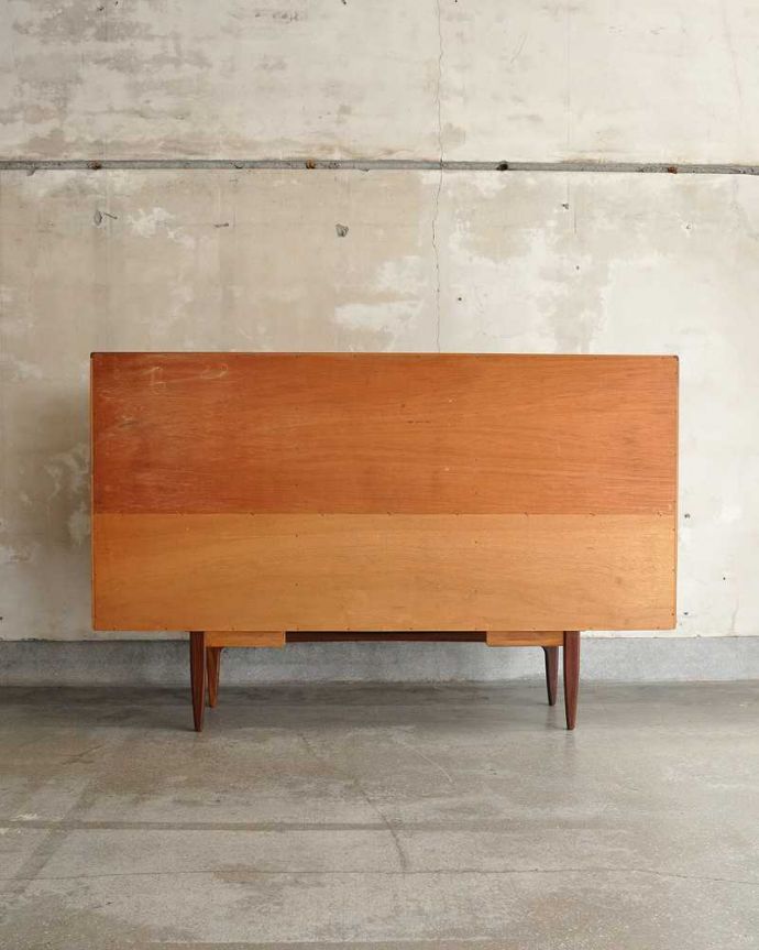 G-PLAN(Gプラン)　アンティーク家具　ヴィンテージの北欧インテリア、収納もたっぷりできるG-planのサイドボード(フレスコ)。もちろん後ろ姿もキレイですビンテージは新品ではないので、もちろん経年変化によるキズはあります。(x-1291-f)