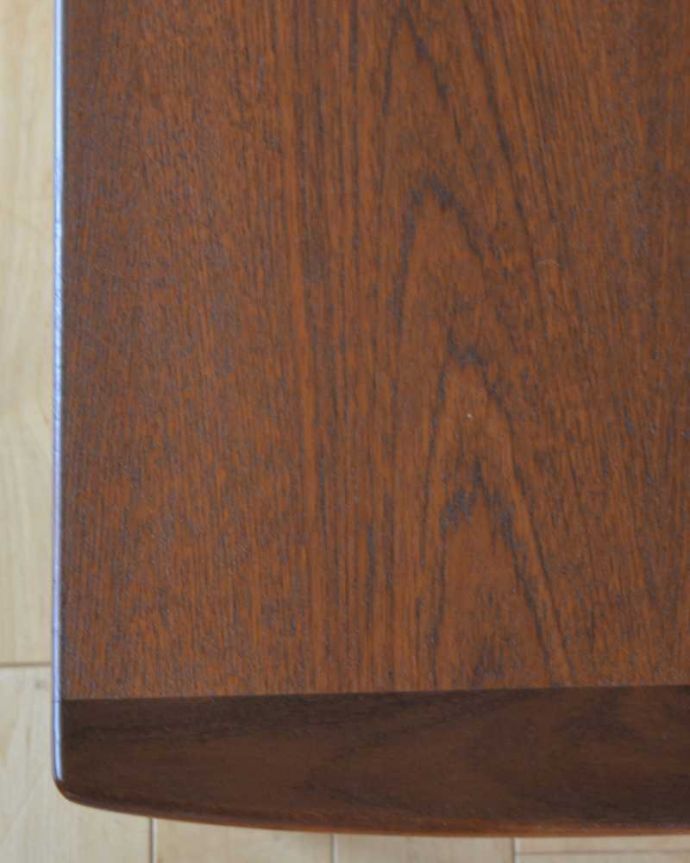 G-PLAN(Gプラン)　アンティーク家具　G-planのオシャレなヴィンテージ家具、北欧スタイルのセンターテーブル。近づいて見てみると･･･天板を近くで見て下さい。(x-1292-f)