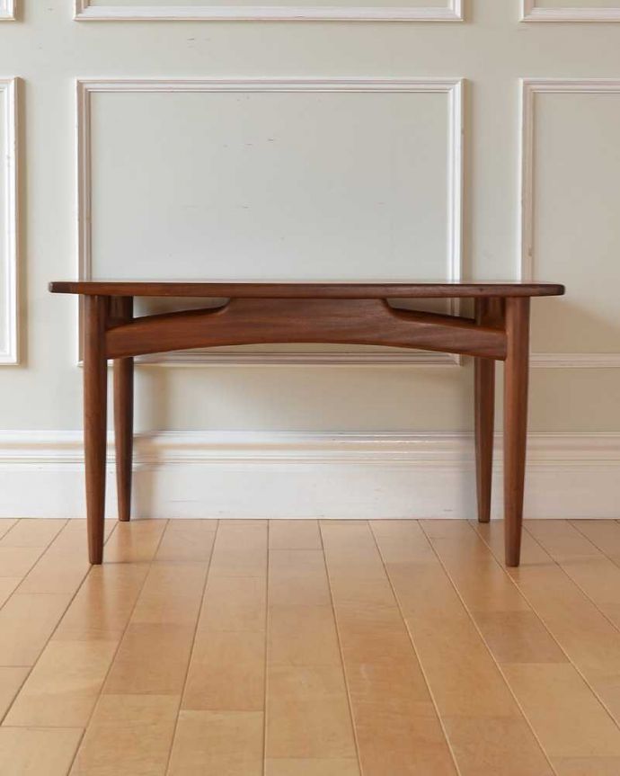 G-PLAN(Gプラン)　アンティーク家具　G-planのオシャレなヴィンテージ家具、北欧スタイルのセンターテーブル。360度、どこから見てもカッコいい！アンティークは新品ではないので、もちろん経年変化によるキズはありますが、専門の職人がしっかりお直しをしているので、どの角度から見てもキレイです。(x-1292-f)