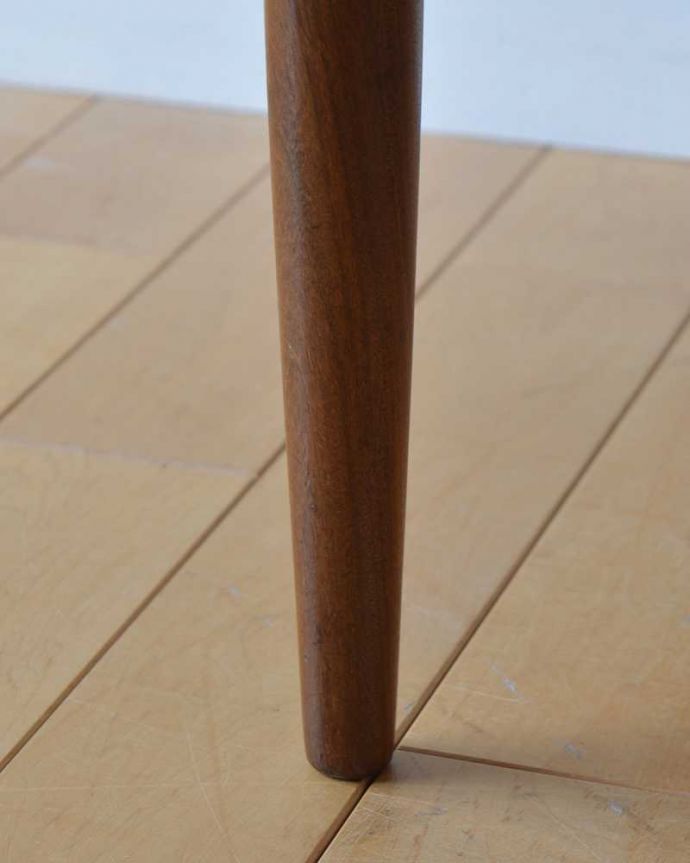 G-PLAN(Gプラン)　アンティーク家具　G-planのオシャレなヴィンテージ家具、北欧スタイルのセンターテーブル。持ち上げなくても移動できます！Handleのアンティークは、脚の裏にフェルトキーパーをお付けしていますので、床を滑らせてれば移動が簡単です。(x-1292-f)