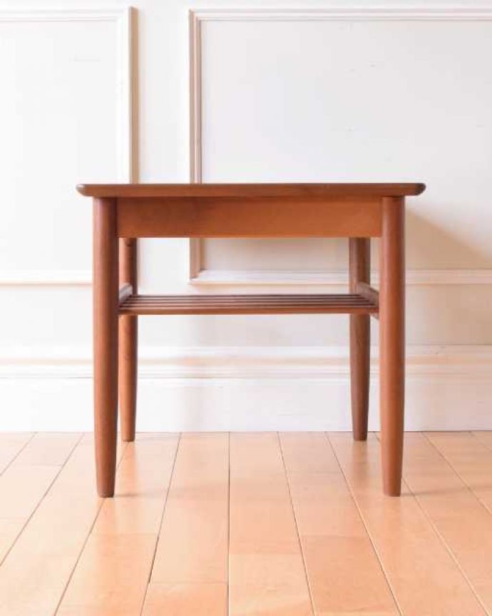 G-PLAN(Gプラン)　アンティーク家具　北欧系のヴィンテージ家具、G-planの棚が付いた便利なコーヒーテーブル 。横から見てみてもカッコいい！北欧スタイルのテーブルは、横から見てもやっぱりスマートでカッコいいんです。(x-1293-f)