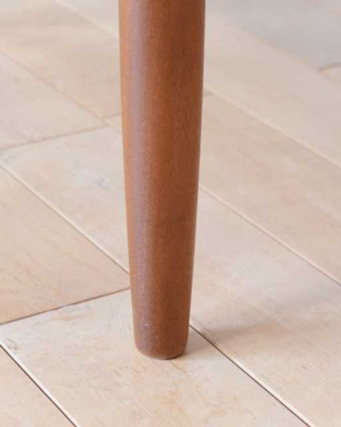 G-PLAN(Gプラン)　アンティーク家具　北欧系のヴィンテージ家具、G-planの棚が付いた便利なコーヒーテーブル 。持ち上げなくても移動できます！Handleのアンティークは、脚の裏にフェルトキーパーをお付けしていますので、床を滑らせてれば移動が簡単です。(x-1293-f)