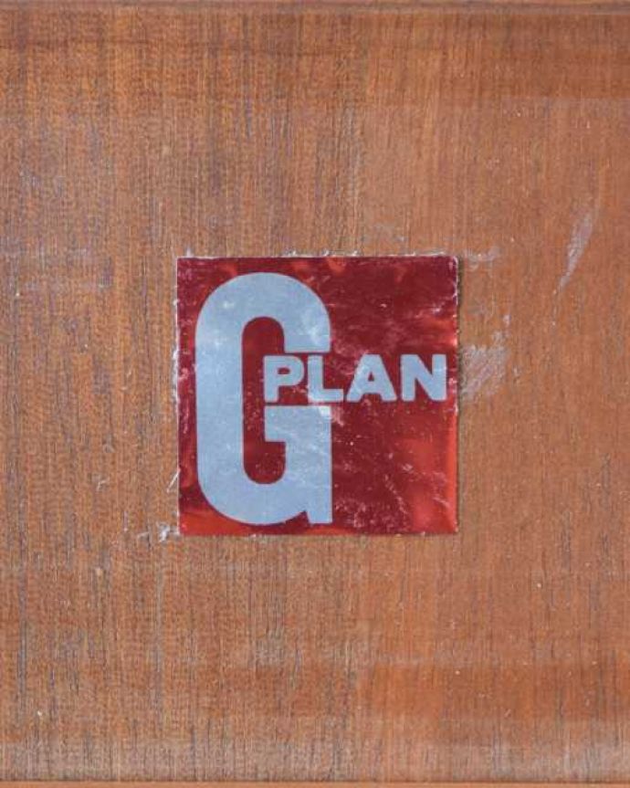 G-PLAN(Gプラン)　アンティーク家具　北欧系のヴィンテージ家具、G-planの棚が付いた便利なコーヒーテーブル 。。(x-1293-f)