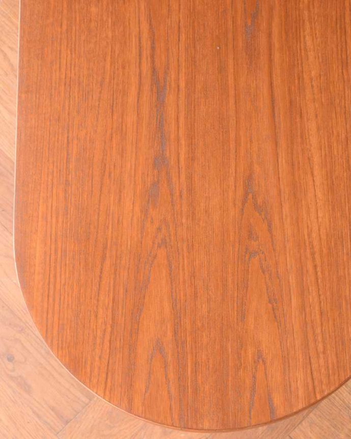 G-PLAN(Gプラン)　アンティーク家具　G-planのオシャレなヴィンテージ家具、北欧スタイルのローテーブル。近づいて見てみると･･･天板を近くで見て下さい。(x-1294-f)