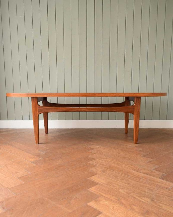 G-PLAN(Gプラン)　アンティーク家具　G-planのオシャレなヴィンテージ家具、北欧スタイルのローテーブル。360度、どこから見てもカッコいい！アンティークは新品ではないので、もちろん経年変化によるキズはありますが、専門の職人がしっかりお直しをしているので、どの角度から見てもキレイです。(x-1294-f)