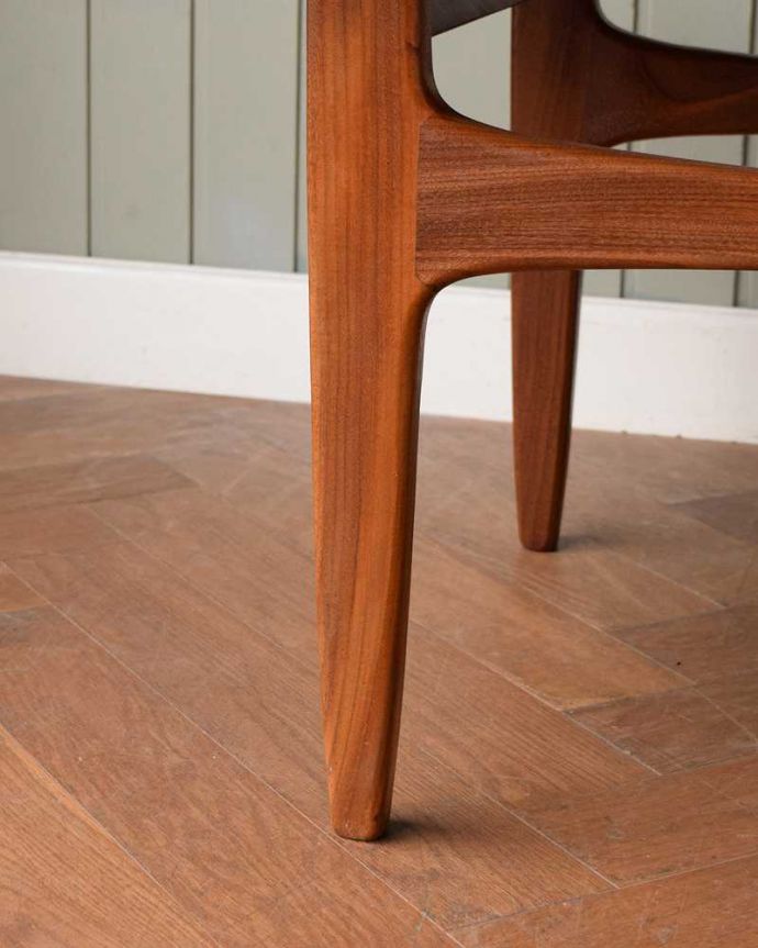 G-PLAN(Gプラン)　アンティーク家具　G-planのオシャレなヴィンテージ家具、北欧スタイルのローテーブル。持ち上げなくても移動できます！Handleのアンティークは、脚の裏にフェルトキーパーをお付けしていますので、床を滑らせてれば移動が簡単です。(x-1294-f)