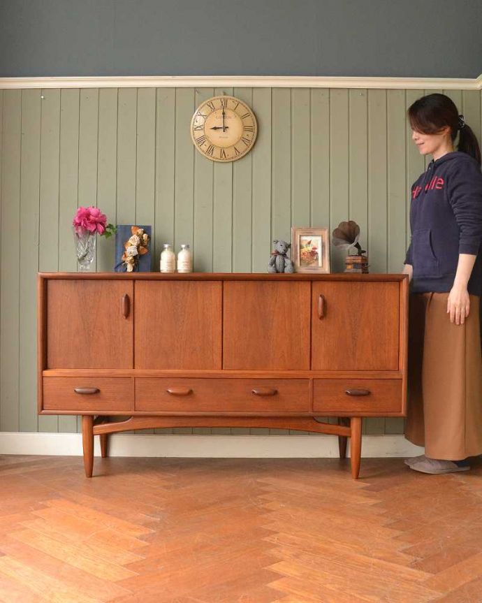 G-PLAN(Gプラン)　アンティーク家具　めずらしい折り戸タイプのビンテージ家具、G-plan「チーク」のサイドボード。人気のヒミツは北欧スタイルのデザインやっぱりスッキリとカッコイイ北欧デザインが人気のサイドボード。(x-1297-f)