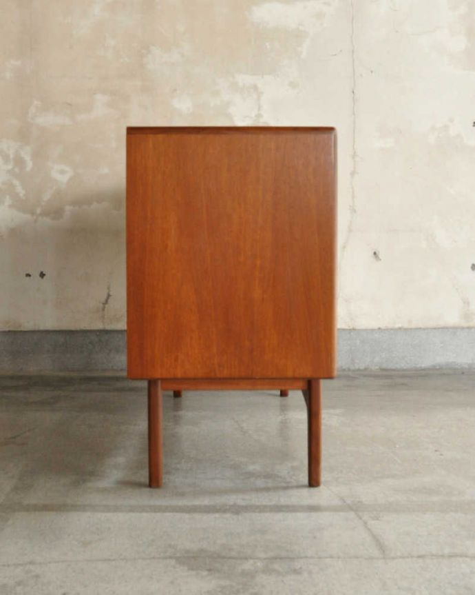 G-PLAN(Gプラン)　アンティーク家具　北欧スタイルのカッコいいビンテージ家具G-planのサイドボード（フレスコ）。横から見てもスッキリどこから見てもスッキリとしてステキなヴィンテージ。(x-1298-f)