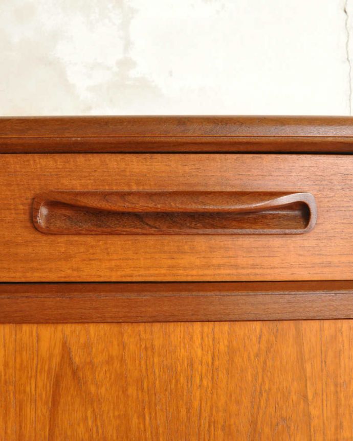 G-PLAN(Gプラン)　アンティーク家具　北欧スタイルのカッコいいビンテージ家具G-planのサイドボード（フレスコ）。デザインの一部になっている取っ手取っ手のデザインもシンプルかつ機能的に。(x-1298-f)