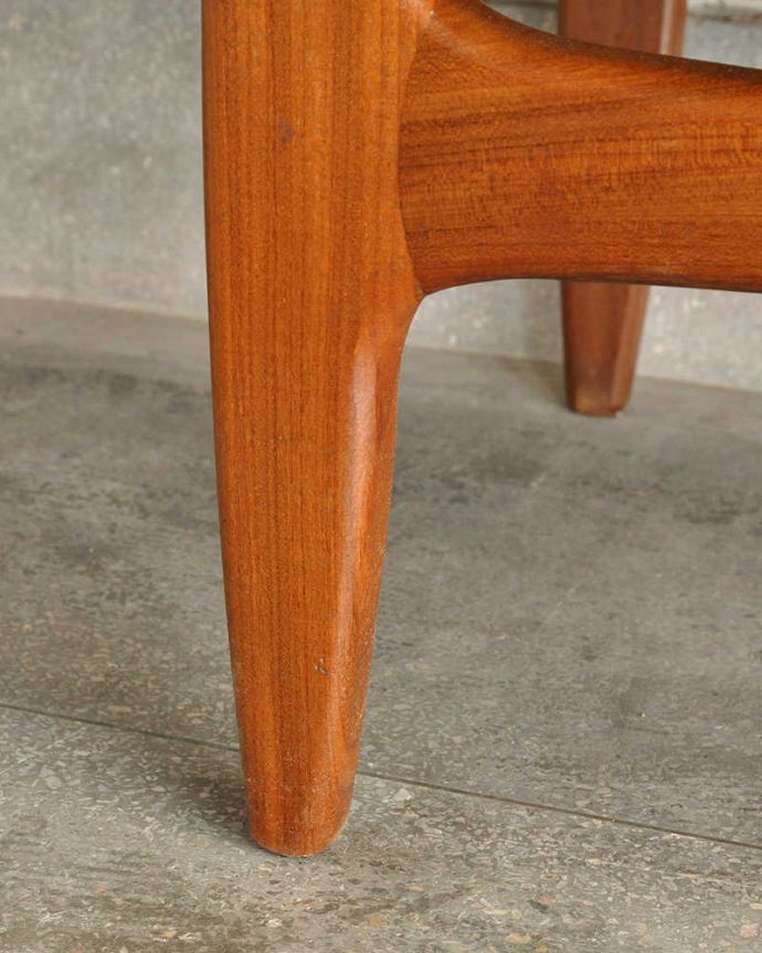 G-PLAN(Gプラン)　アンティーク家具　北欧スタイルのカッコいいビンテージ家具G-planのサイドボード（フレスコ）。スッキリとした脚の裏には…Handleの家具の脚裏にはフェルトキーパーをお付けしています。(x-1298-f)