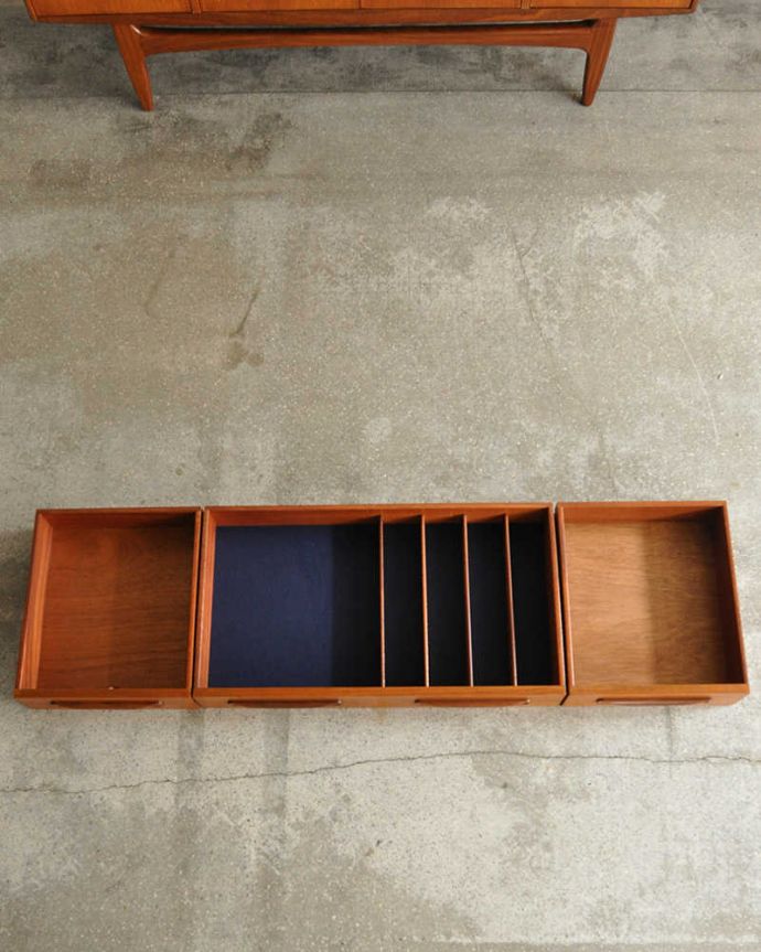 G-PLAN(Gプラン)　アンティーク家具　北欧スタイルのカッコいいビンテージ家具G-planのサイドボード（フレスコ）。キレイにお直ししました引き出しの中も修復の際、専門の職人がキレイにしました。(x-1298-f)