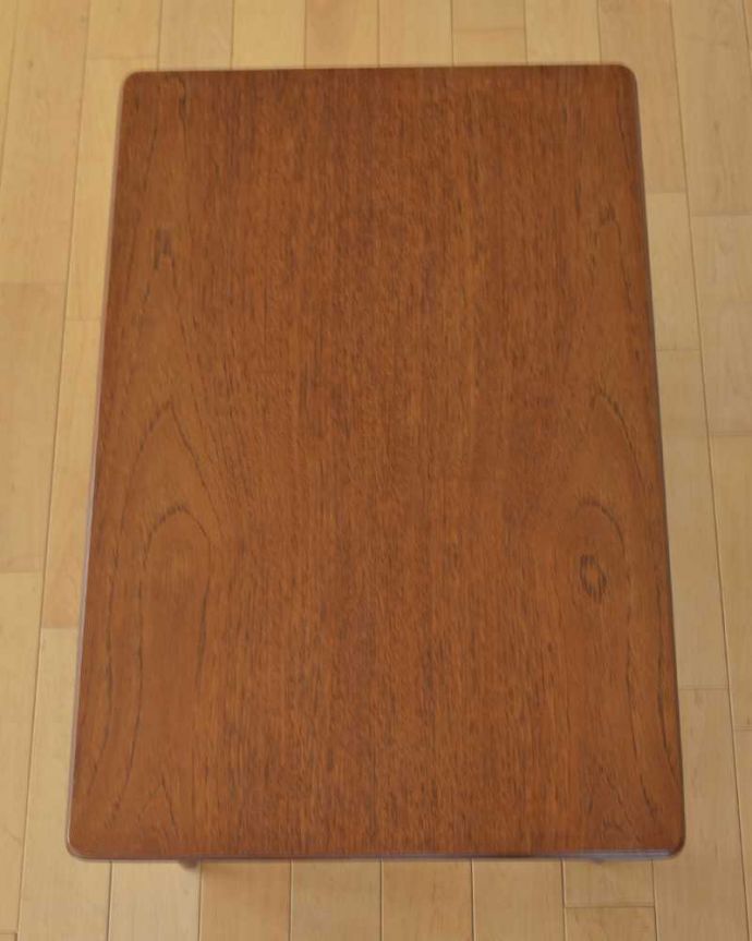 G-PLAN(Gプラン)　アンティーク家具　北欧スタイルのビンテージ家具、G-planのDanishデザイン棚付きローテーブル 。上から見るとこんな感じ。(x-1299-f)