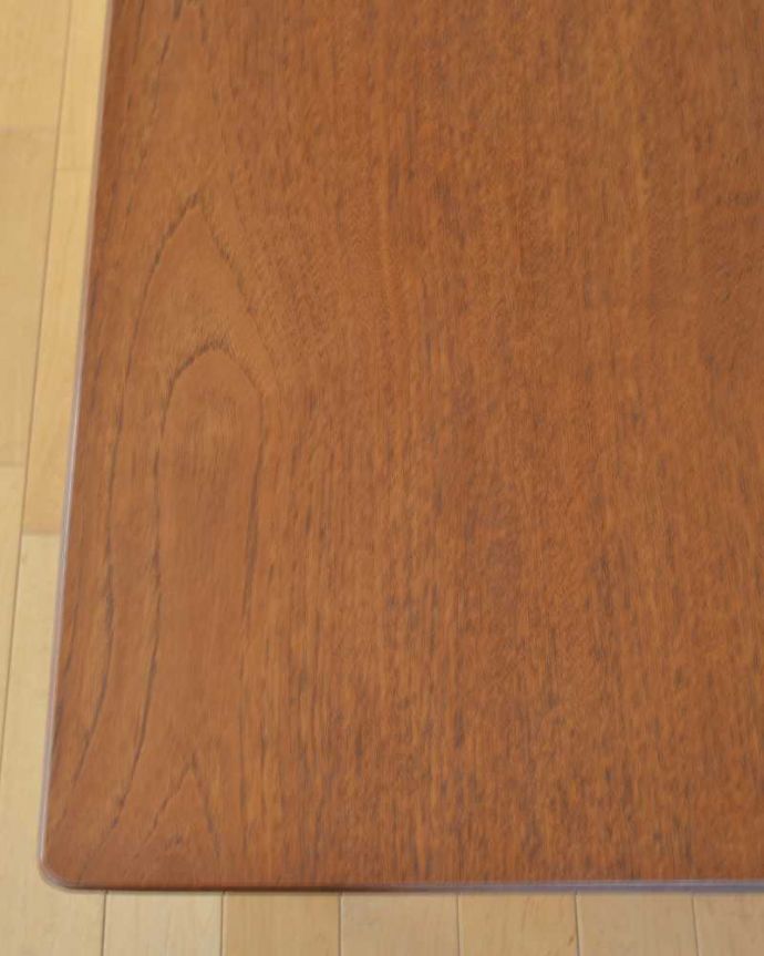 G-PLAN(Gプラン)　アンティーク家具　北欧スタイルのビンテージ家具、G-planのDanishデザイン棚付きローテーブル 。近づいて見てみると･･･天板を近くで見て下さい。(x-1299-f)