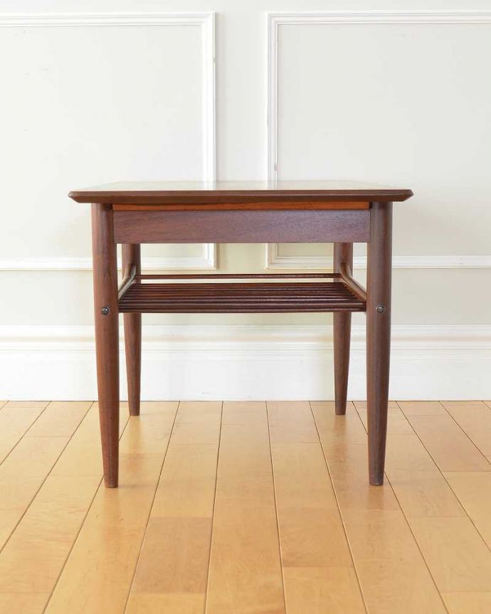 G-PLAN(Gプラン)　アンティーク家具　北欧スタイルのビンテージ家具、G-planのDanishデザイン棚付きローテーブル 。横から見てみてもカッコいい！北欧スタイルのテーブルは、横から見てもやっぱりスマートでカッコいいんです。(x-1299-f)