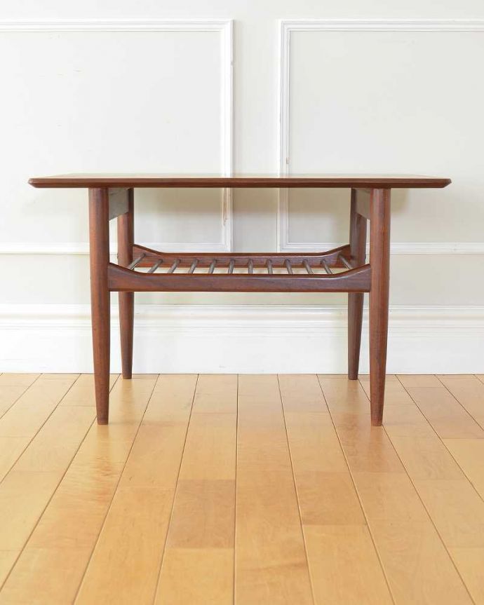 G-PLAN(Gプラン)　アンティーク家具　北欧スタイルのビンテージ家具、G-planのDanishデザイン棚付きローテーブル 。360度、どこから見てもカッコいい！アンティークは新品ではないので、もちろん経年変化によるキズはありますが、専門の職人がしっかりお直しをしているので、どの角度から見てもキレイです。(x-1299-f)