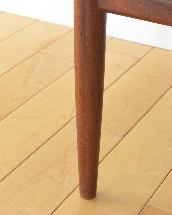 G-PLAN(Gプラン)　アンティーク家具　北欧スタイルのビンテージ家具、G-planのDanishデザイン棚付きローテーブル 。持ち上げなくても移動できます！Handleのアンティークは、脚の裏にフェルトキーパーをお付けしていますので、床を滑らせてれば移動が簡単です。(x-1299-f)