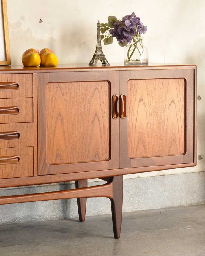 G-PLAN(Gプラン)　アンティーク家具　リビングボードにオススメのヴィンテージ家具、Gプランのサイドボード（G-plan）。ヴィンテージ家具らしいあたたかさ。(x-1300-f)