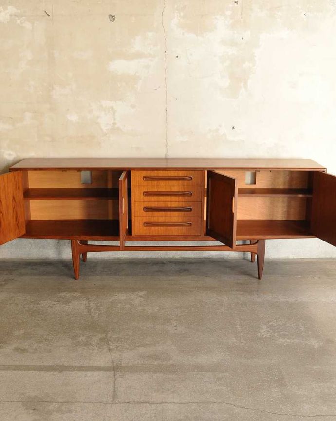 G-PLAN(Gプラン)　アンティーク家具　リビングボードにオススメのヴィンテージ家具、Gプランのサイドボード（G-plan）。扉の奥はたっぷり収納扉を開けると、中にはたっぷりの収納。(x-1300-f)