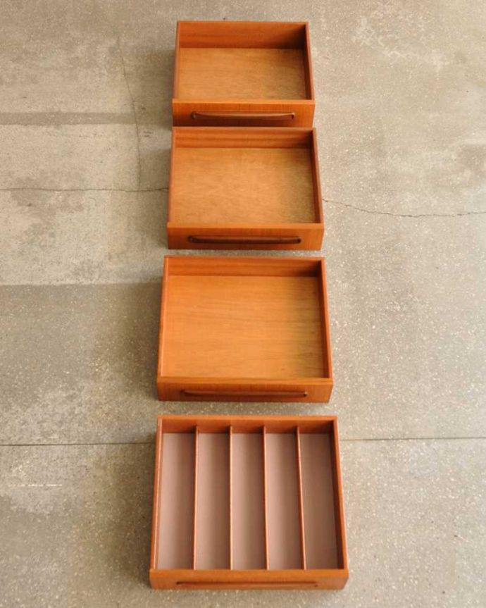 G-PLAN(Gプラン)　アンティーク家具　リビングボードにオススメのヴィンテージ家具、Gプランのサイドボード（G-plan）。キレイにお直ししました引き出しの中も修復の際、専門の職人がキレイにしました。(x-1300-f)