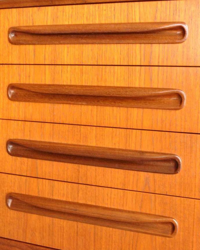 G-PLAN(Gプラン)　アンティーク家具　リビングボードにオススメのヴィンテージ家具、Gプランのサイドボード（G-plan）。デザインの一部になっている取っ手取っ手のデザインもシンプルかつ機能的に。(x-1300-f)