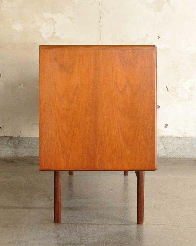 G-PLAN(Gプラン)　アンティーク家具　リビングボードにオススメのヴィンテージ家具、Gプランのサイドボード（G-plan）。横から見てもスッキリどこから見てもスッキリとしてステキなヴィンテージ。(x-1300-f)