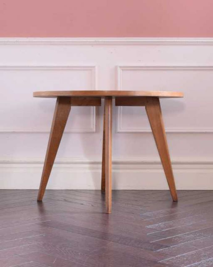 アンティークのテーブル　アンティーク家具　フランス生まれのヴィンテージ家具、天板のデザインがお洒落なコーヒーテーブル。360度、どこから見てもカッコいい！アンティークは新品ではないので、もちろん経年変化によるキズはありますが、専門の職人がしっかりお直しをしているので、どの角度から見てもキレイです。(x-1301-f)