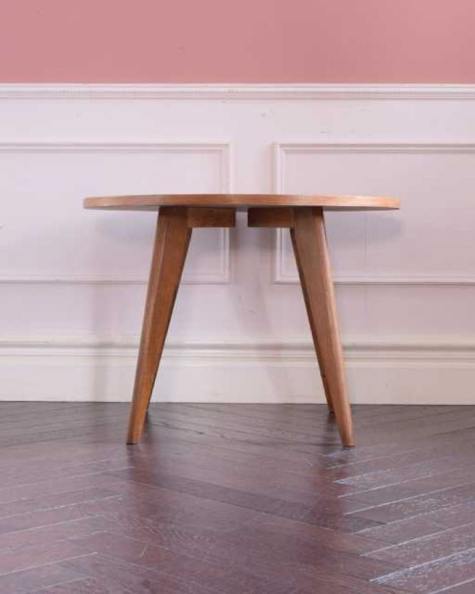 アンティークのテーブル　アンティーク家具　フランス生まれのヴィンテージ家具、天板のデザインがお洒落なコーヒーテーブル。横から見てみてもカッコいい！北欧スタイルのテーブルは、横から見てもやっぱりスマートでカッコいいんです。(x-1301-f)