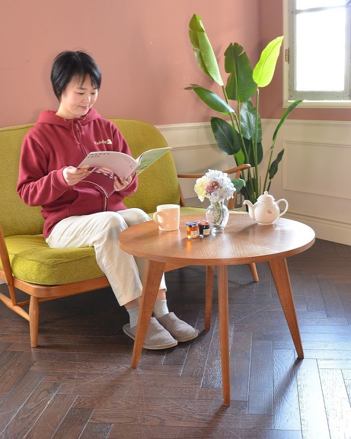 アンティークのテーブル　アンティーク家具　フランス生まれのヴィンテージ家具、天板のデザインがお洒落なコーヒーテーブル。スマートなカッコよさが人気のヒミツ北欧デザインのコーヒーテーブルは見た目のカッコよさと、どんなお部屋にも似合っちゃうシンプルなデザインが人気です。(x-1301-f)