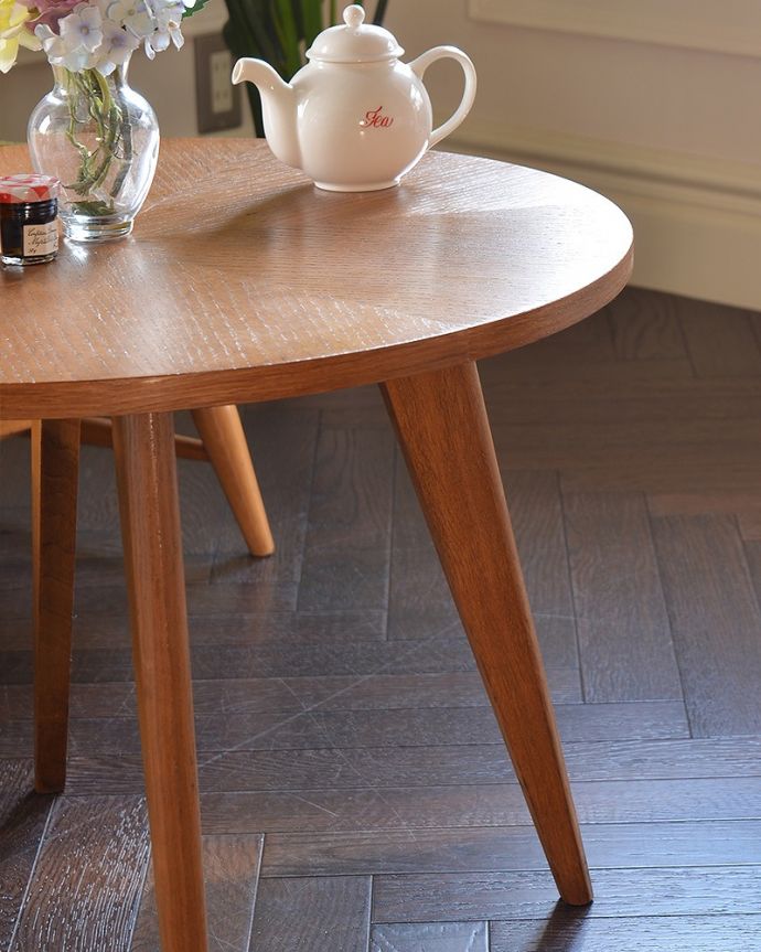 アンティークのテーブル　アンティーク家具　フランス生まれのヴィンテージ家具、天板のデザインがお洒落なコーヒーテーブル。クールな表情の中に感じられるぬくもり･･･ヴィンテージの家具は一見クールな表情。(x-1301-f)