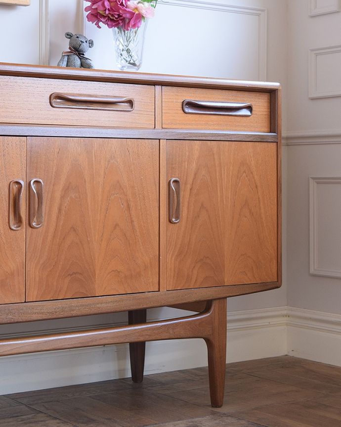 G-PLAN(Gプラン) アンティーク家具 北欧スタイルのカッコいいビンテージ家具G-planのサイドボード(フレスコ)。ヴィンテージ家具らしいあたたかさ。(x-1302-f)