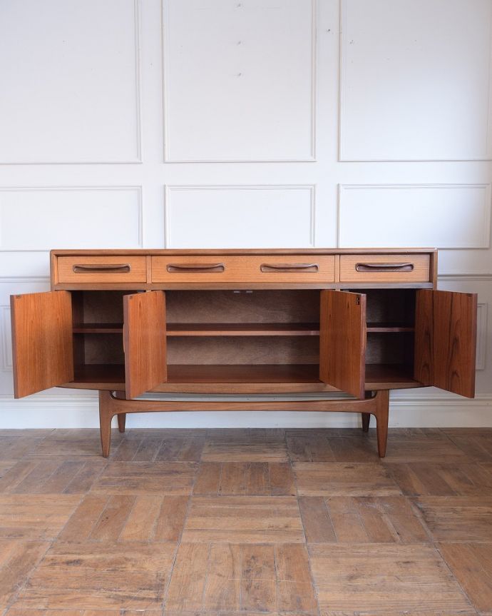 G-PLAN(Gプラン) アンティーク家具 北欧スタイルのカッコいいビンテージ家具G-planのサイドボード(フレスコ)。扉の奥はたっぷり収納扉を開けると、中にはたっぷりの収納。(x-1302-f)