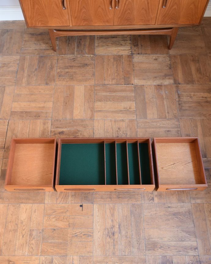 G-PLAN(Gプラン) アンティーク家具 北欧スタイルのカッコいいビンテージ家具G-planのサイドボード(フレスコ)。キレイにお直ししました引き出しの中も修復の際、専門の職人がキレイにしました。(x-1302-f)