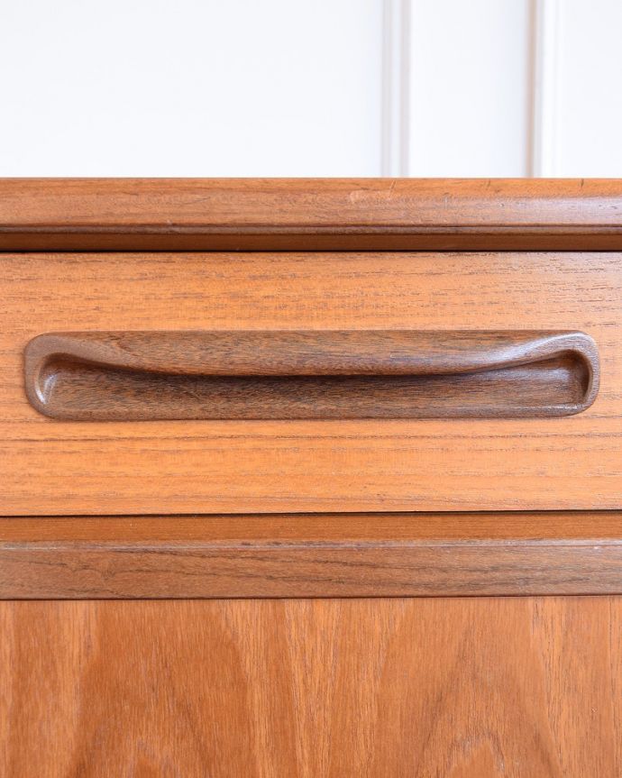 G-PLAN(Gプラン) アンティーク家具 北欧スタイルのカッコいいビンテージ家具G-planのサイドボード(フレスコ)。デザインの一部になっている取っ手取っ手のデザインもシンプルかつ機能的に。(x-1302-f)