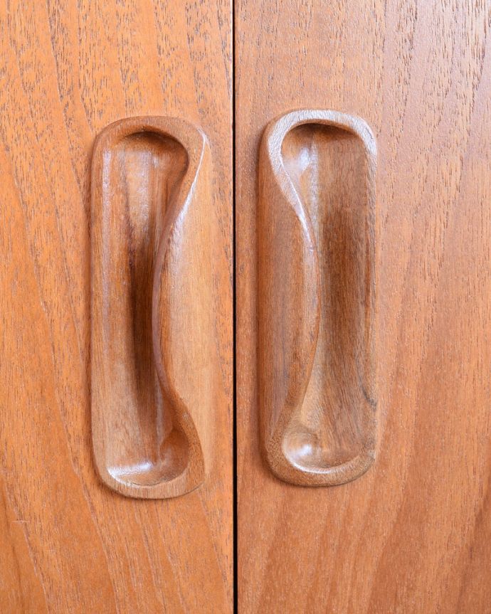 G-PLAN(Gプラン) アンティーク家具 北欧スタイルのカッコいいビンテージ家具G-planのサイドボード(フレスコ)。扉の木目があたたかさを演出クールなデザインなのに、なんだかほっとするあたたかさ。(x-1302-f)