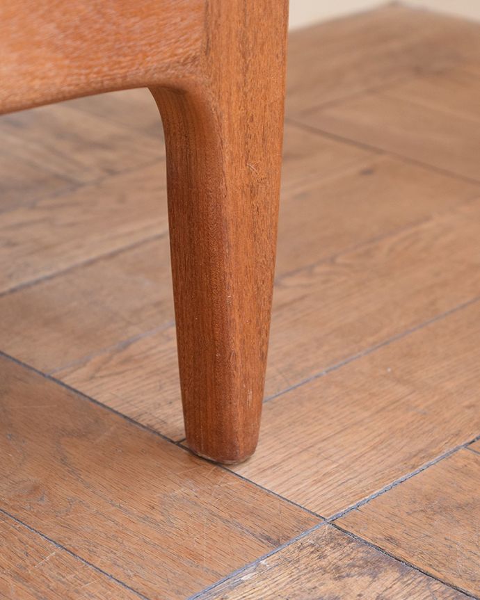 G-PLAN(Gプラン) アンティーク家具 北欧スタイルのカッコいいビンテージ家具G-planのサイドボード(フレスコ)。スッキリとした脚の裏には…Handleの家具の脚裏にはフェルトキーパーをお付けしています。(x-1302-f)