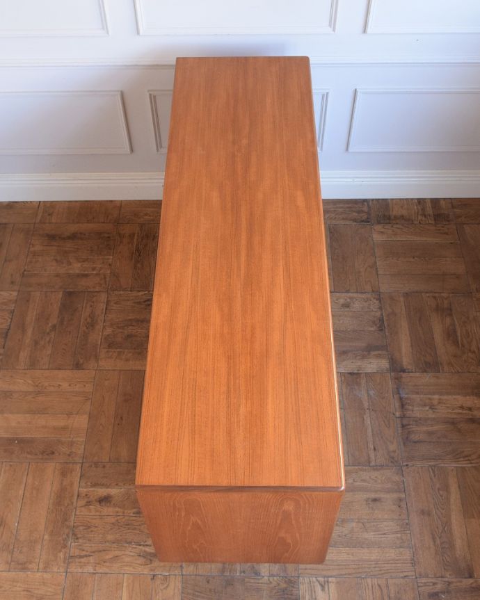 G-PLAN(Gプラン) アンティーク家具 北欧スタイルのカッコいいビンテージ家具G-planのサイドボード(フレスコ)。天板の塗装もキレイに仕上げましたヴィンテージの家具は修復方法が様々。(x-1302-f)