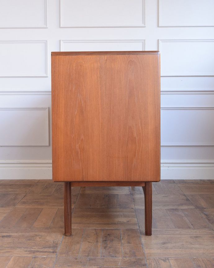 G-PLAN(Gプラン) アンティーク家具 北欧スタイルのカッコいいビンテージ家具G-planのサイドボード(フレスコ)。横から見てもスッキリどこから見てもスッキリとしてステキなヴィンテージ。(x-1302-f)