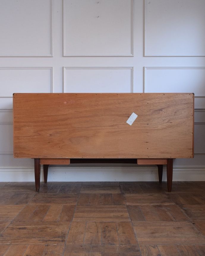 G-PLAN(Gプラン) アンティーク家具 北欧スタイルのカッコいいビンテージ家具G-planのサイドボード(フレスコ)。もちろん後ろ姿もキレイですビンテージは新品ではないので、もちろん経年変化によるキズはあります。(x-1302-f)