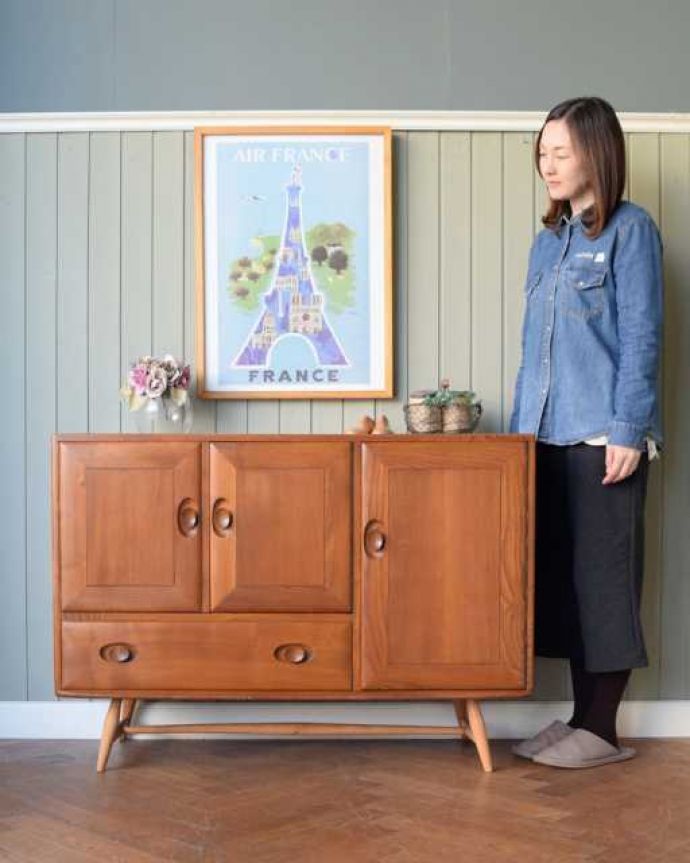 アーコールの家具 アンティーク家具 アーコール社が造る北欧スタイルのビンテージ家具、サイドボード。人気のヒミツは北欧スタイルのデザインやっぱりスッキリとカッコイイ北欧デザインが人気のサイドボード。(x-1303-f)