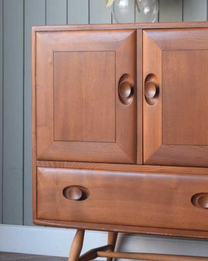 アーコールの家具 アンティーク家具 アーコール社が造る北欧スタイルのビンテージ家具、サイドボード。ヴィンテージ家具らしいあたたかさ。(x-1303-f)