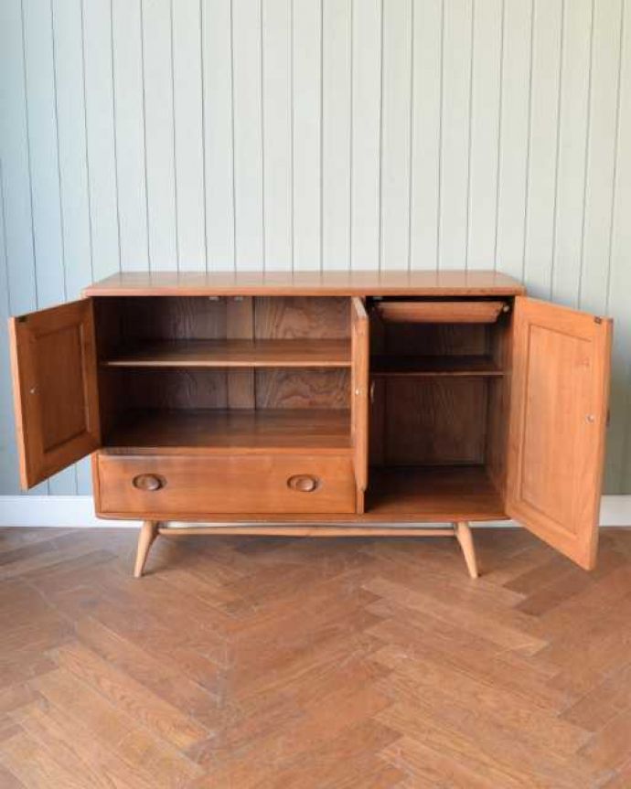 アーコールの家具 アンティーク家具 アーコール社が造る北欧スタイルのビンテージ家具、サイドボード。扉の奥はたっぷり収納扉を開けると、中にはたっぷりの収納。(x-1303-f)