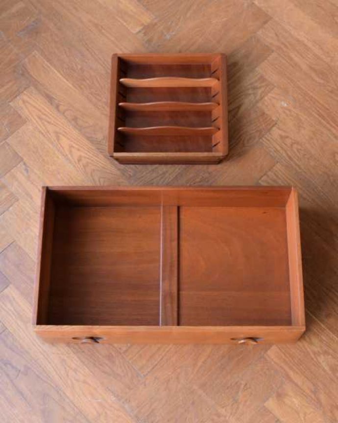 アーコールの家具 アンティーク家具 アーコール社が造る北欧スタイルのビンテージ家具、サイドボード。キレイにお直ししました引き出しの中も修復の際、専門の職人がキレイにしました。(x-1303-f)