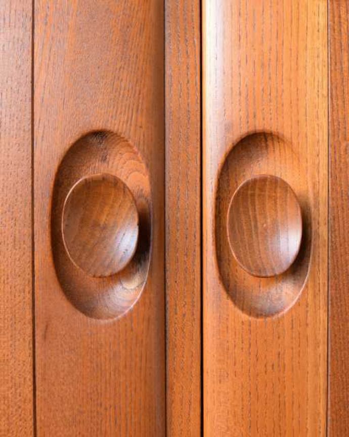 アーコールの家具 アンティーク家具 アーコール社が造る北欧スタイルのビンテージ家具、サイドボード。扉の木目があたたかさを演出クールなデザインなのに、なんだかほっとするあたたかさ。(x-1303-f)