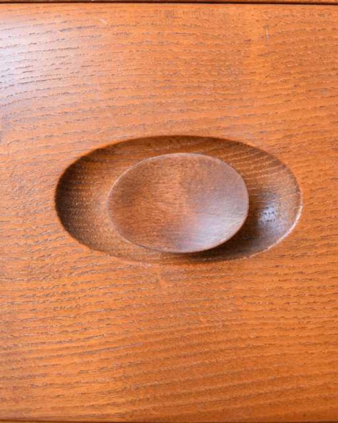 アーコールの家具 アンティーク家具 アーコール社が造る北欧スタイルのビンテージ家具、サイドボード。デザインの一部になっている取っ手取っ手のデザインもシンプルかつ機能的に。(x-1303-f)