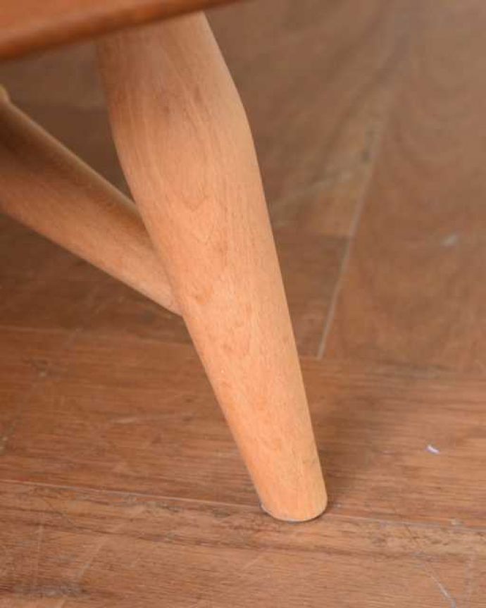 アーコールの家具 アンティーク家具 アーコール社が造る北欧スタイルのビンテージ家具、サイドボード。スッキリとした脚の裏には…Handleの家具の脚裏にはフェルトキーパーをお付けしています。(x-1303-f)