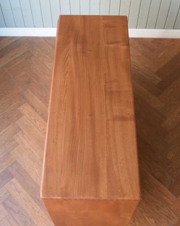 アーコールの家具 アンティーク家具 アーコール社が造る北欧スタイルのビンテージ家具、サイドボード。天板の塗装もキレイに仕上げましたヴィンテージの家具は修復方法が様々。(x-1303-f)