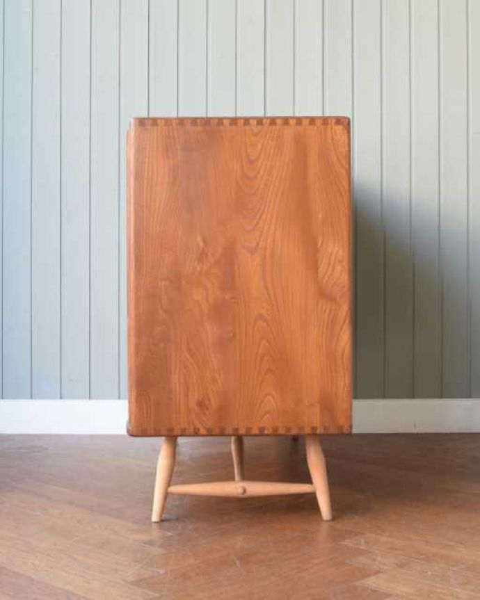 アーコールの家具 アンティーク家具 アーコール社が造る北欧スタイルのビンテージ家具、サイドボード。横から見てもスッキリどこから見てもスッキリとしてステキなヴィンテージ。(x-1303-f)