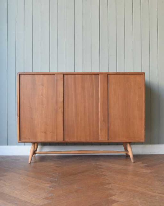 アーコールの家具 アンティーク家具 アーコール社が造る北欧スタイルのビンテージ家具、サイドボード。もちろん後ろ姿もキレイですビンテージは新品ではないので、もちろん経年変化によるキズはあります。(x-1303-f)